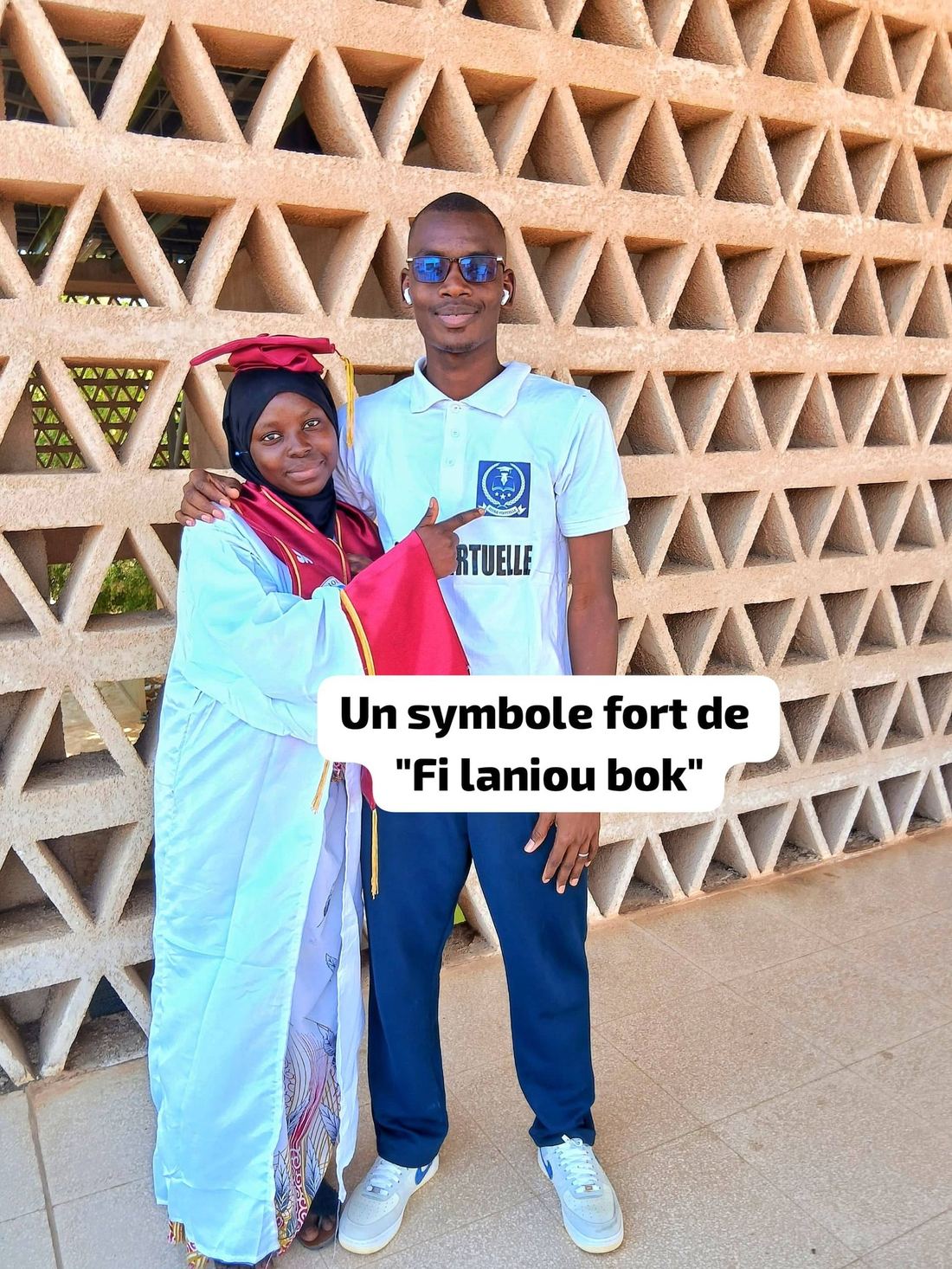 Deux diplômés École Virtuelle célébrant leur réussite