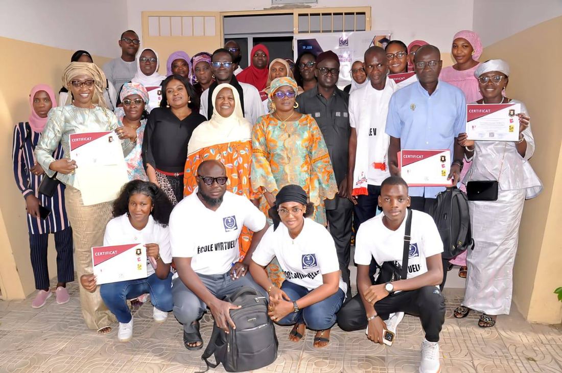 Groupe d'apprenants et de formateurs École Virtuelle, certificats en main
